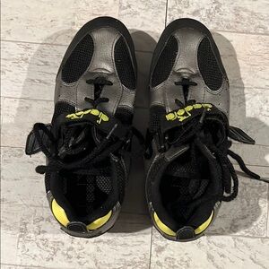Black Adidas spin shoes